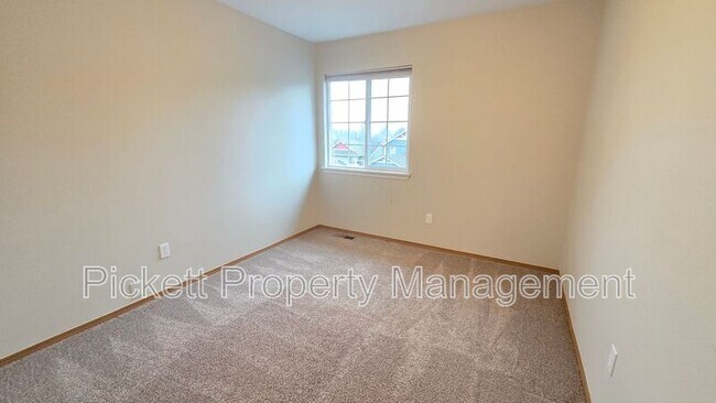 Building Photo - 1010 NW Poppy Ct