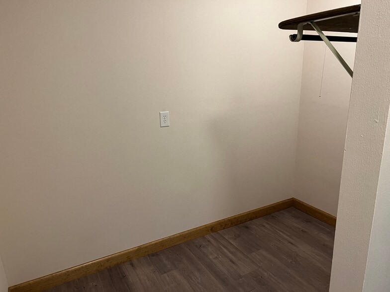 Building Photo - 709 Oak Trl