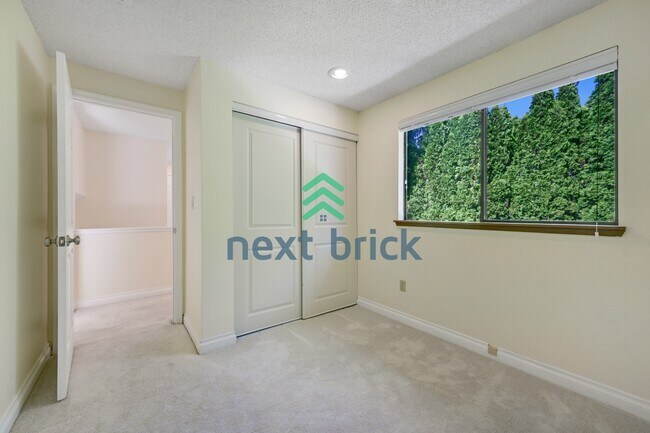 Building Photo - "Spacious 5-Bed Gem with 2.5 Baths in Prime Redmond Location!"
