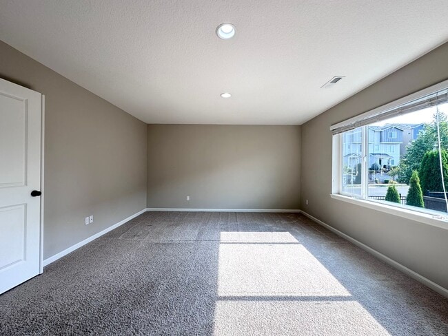 Building Photo - Stunning Modern 5 Bed 3 Bath Home in North...