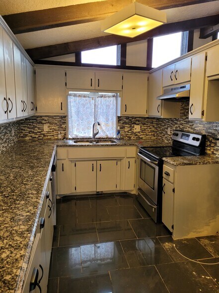 Building Photo - 102 Redbird Cir