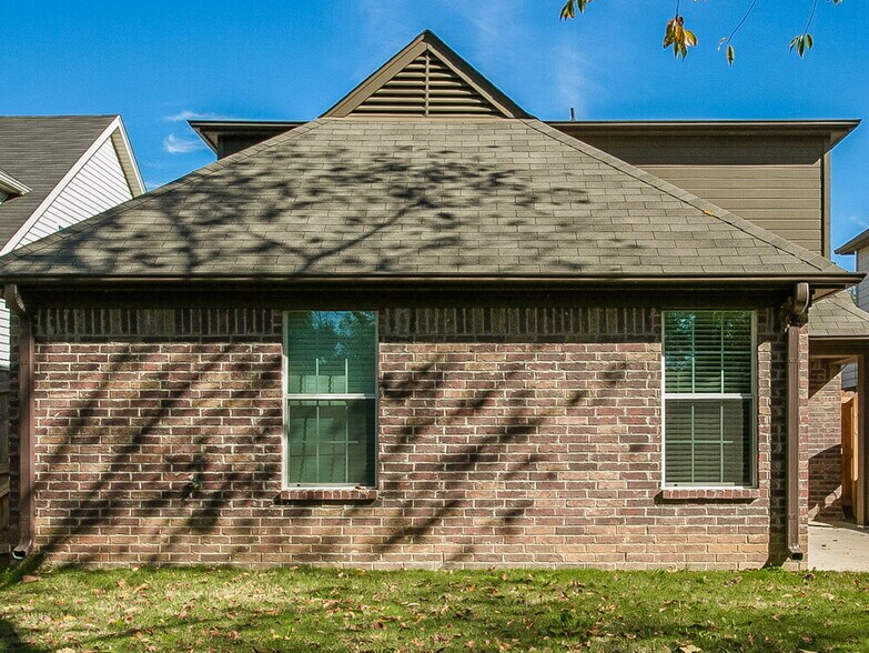 Building Photo - 7281 Green Ash Dr