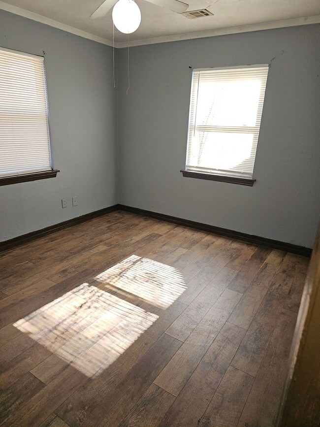 Building Photo - Cute 2 bed 1 bath in Midwest City Close to...