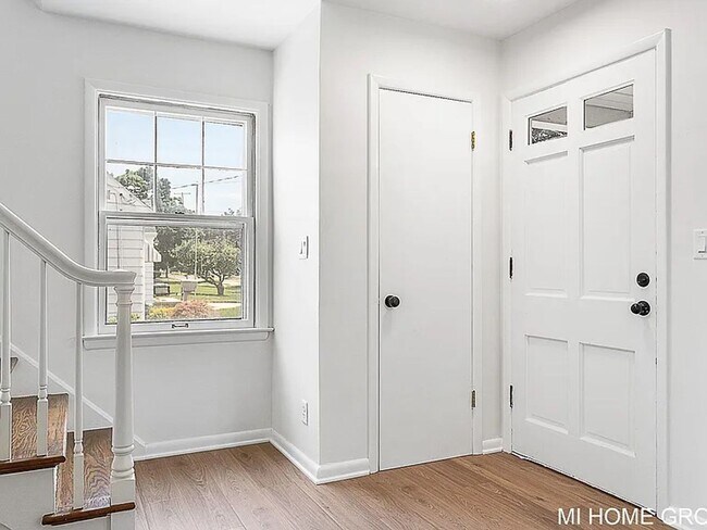 Building Photo - Lovely 3 Bedroom North East Grand Rapids