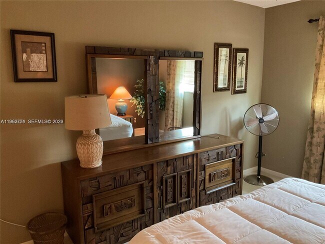 Building Photo - 2110 NE 39th St