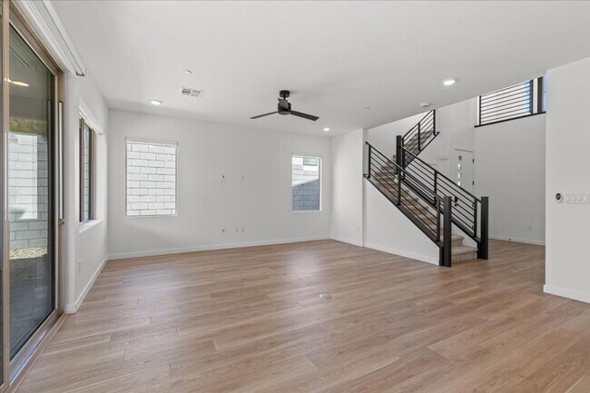 Building Photo - 10489 Mountain Aster Ave