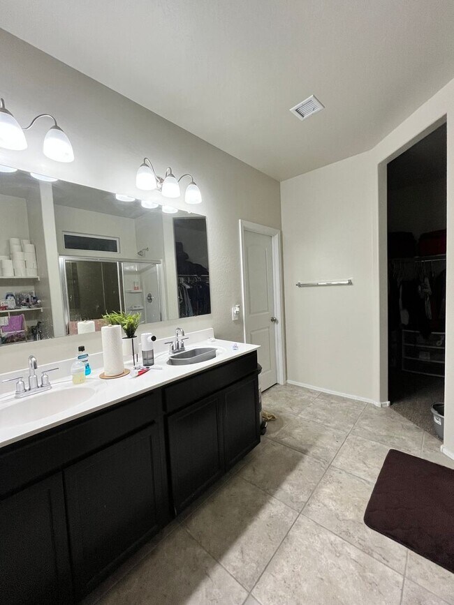 Building Photo - 4 Bedroom 2.5 Bathroom 2 Story Single Family Home