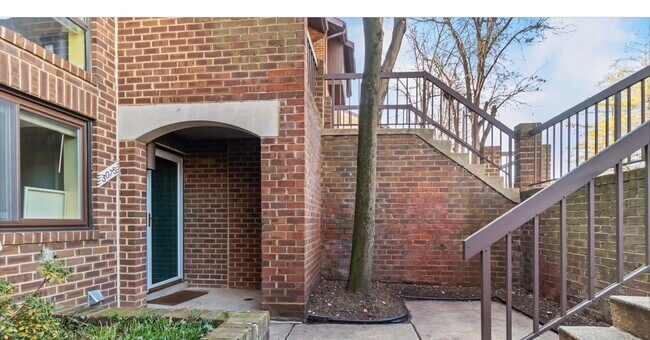 Building Photo - 3075 Hawthorne Dr NE