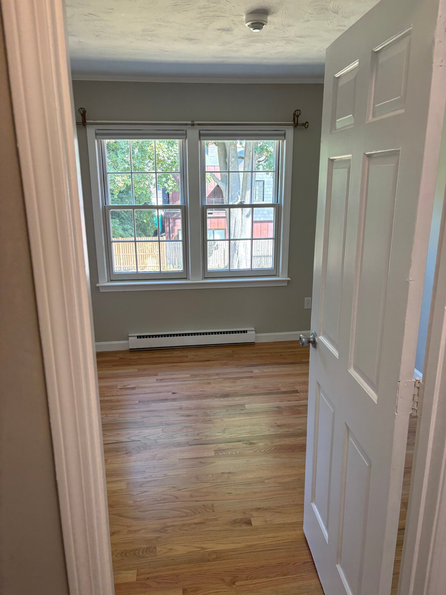 Small Bedroom - 175 Pine St