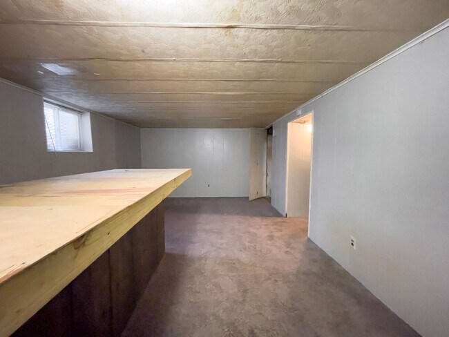 Building Photo - PRELEASING for AUGUST! Close to Campus