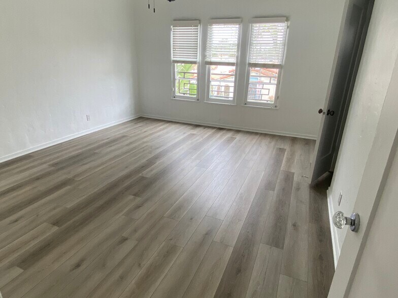 Main bedroom with two closets - 2702 W 43rd Pl