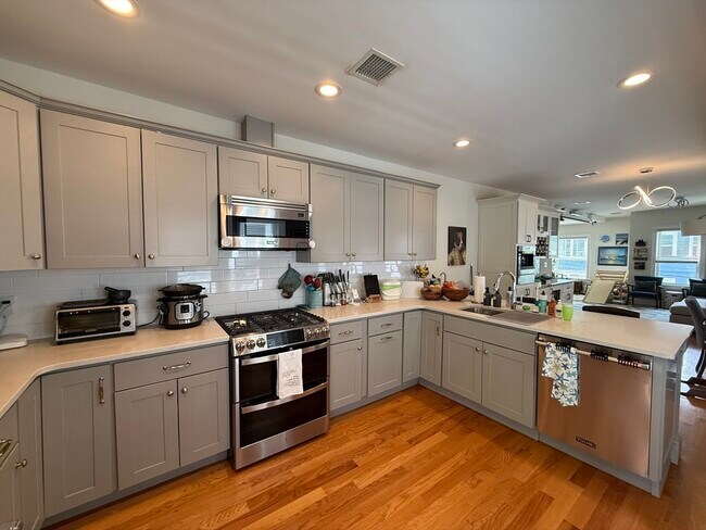 Primary Photo - 24 Shapley Ave