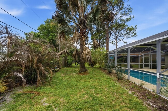 Building Photo - 1707 SE Manth Ln