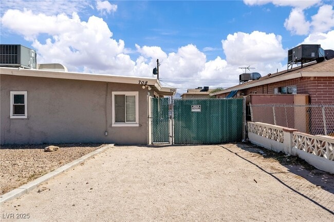 Building Photo - 710 N 10th St