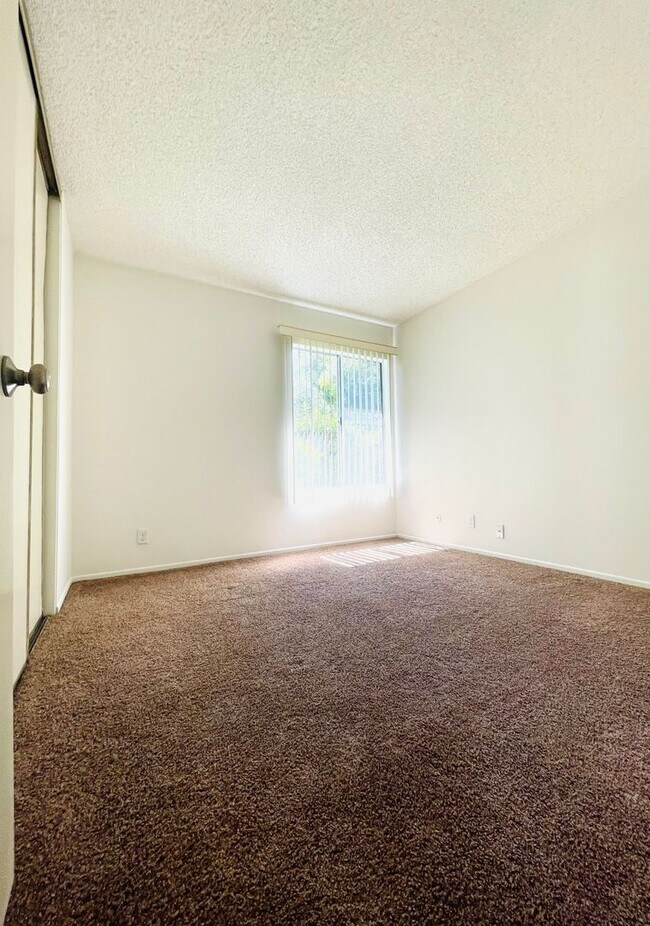 Building Photo - Spacious 2-bedroom, 2-bathroom condo featu...