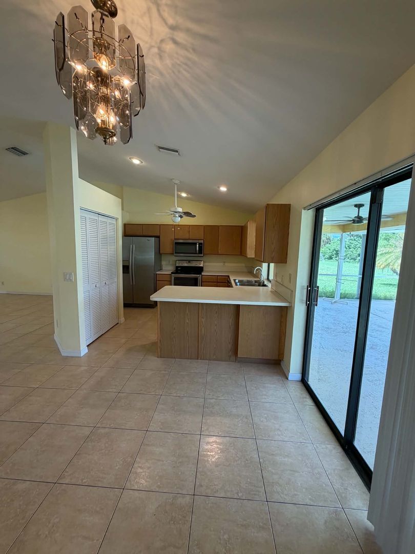 Building Photo - Inviting 3/2 Pool Home With Spacious Lanai and Modern Kitchen