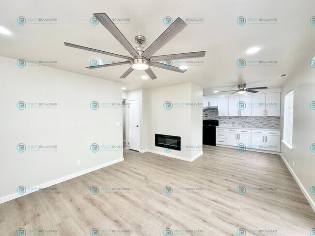 Building Photo - Newly Renovated downstairs Condo