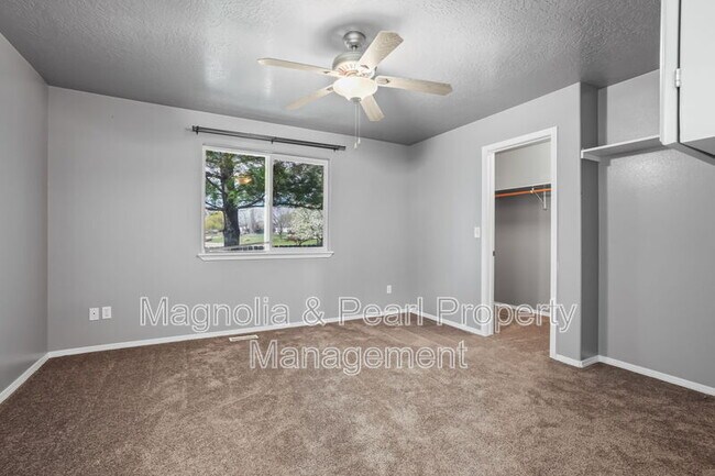 Building Photo - 979 Peregrine Dr