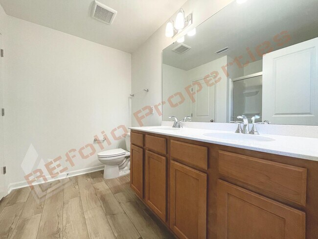 Building Photo - 6117 Oak Psge Dr