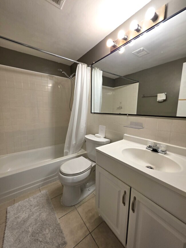 Building Photo - 1010 Adams Ave