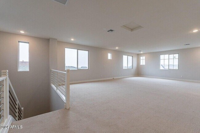 Building Photo - 21390 W Meadowbrook Ave