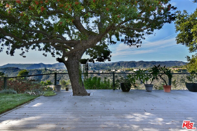 Building Photo - 2145 Linda Flora Dr