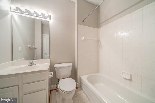 Building Photo - 15970 Greymill Manor Dr