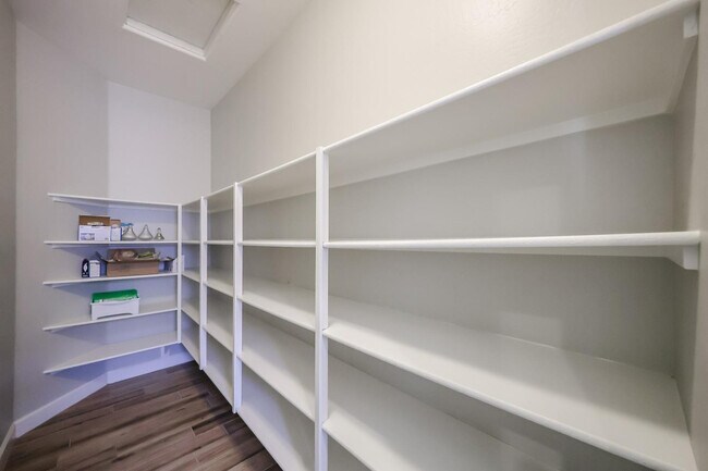 Building Photo - 1424 E Pedro Rd