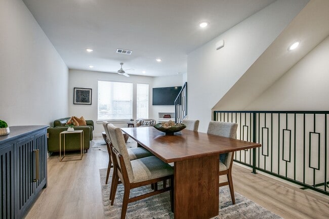 Building Photo - LUXURY 3-BEDROOM TOWNHOUSE AT GRAYSON HOUSE