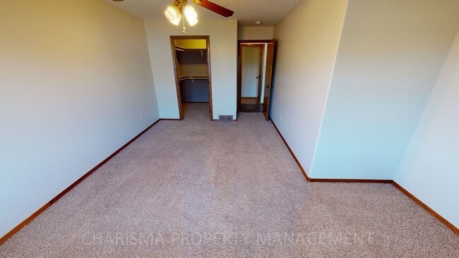 Building Photo - BEAUTIFUL 3 BD, 2 BA TOWNHOME WITH A FULLY EQUIPED KITCHEN, VAULTED CEILINGS, FIREPLACE, ATTACHED...