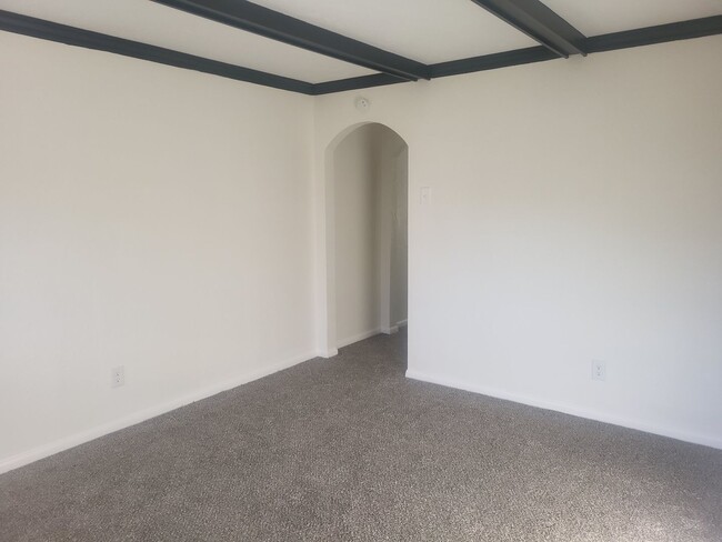 Building Photo - Newly Renovated 2 Bed, 1 Bath Home in Hazelwood - Available Immediately!