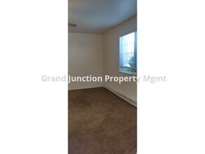 Building Photo - New Paint & New Carpet!
