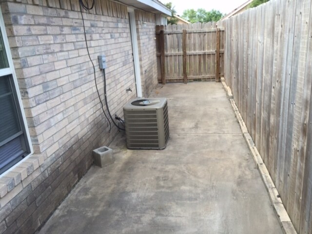 Building Photo - 2303 Moonlight Ln