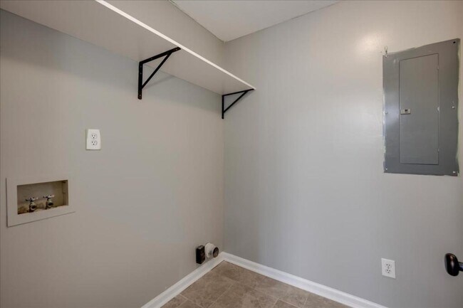 Building Photo - 4642 La Ct