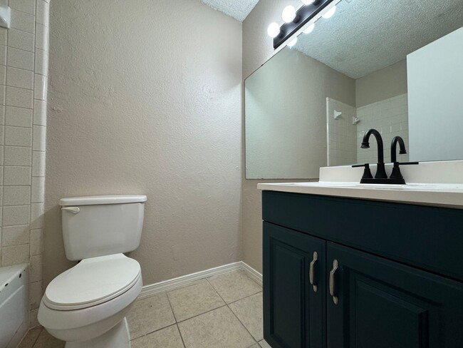 Building Photo - 2305 Lazy Ridge Dr