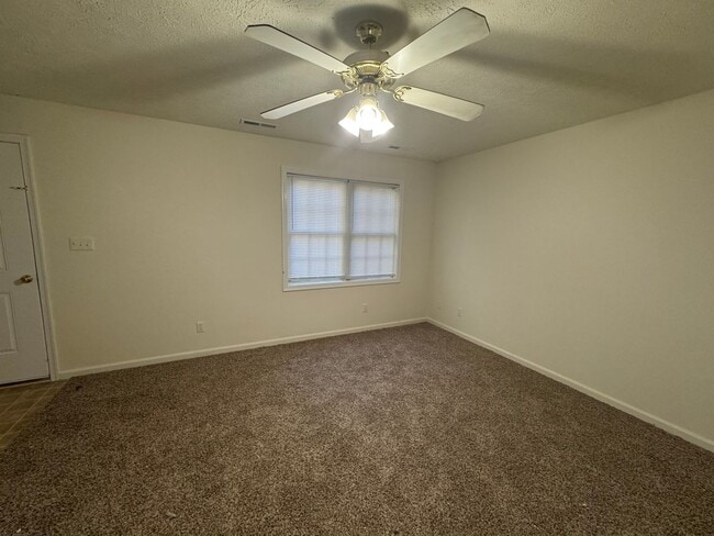 Building Photo - Affordable 3 Bedroom in Bedford