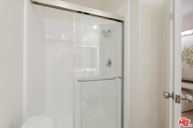 Building Photo - 429 N Oakhurst Dr