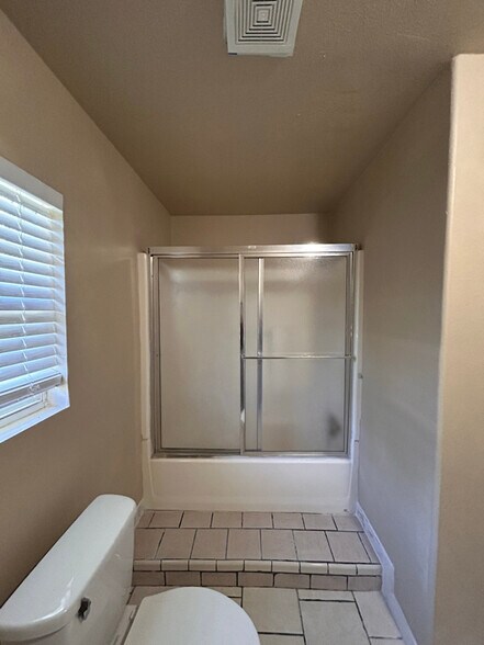 Building Photo - 711 La Vega St