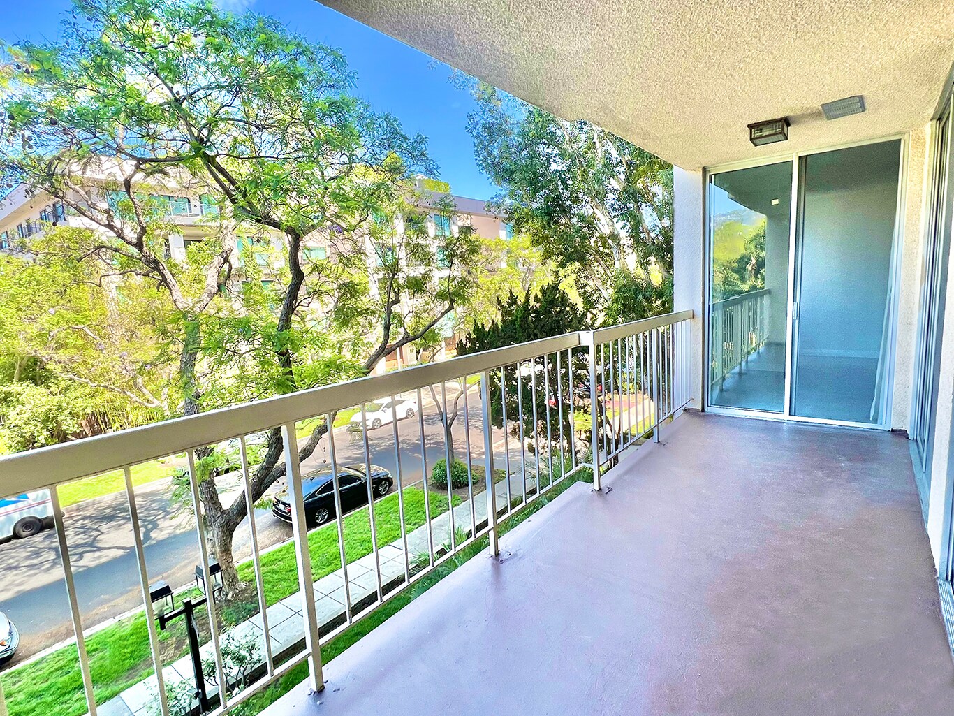 Building Photo - 441 N Oakhurst Dr