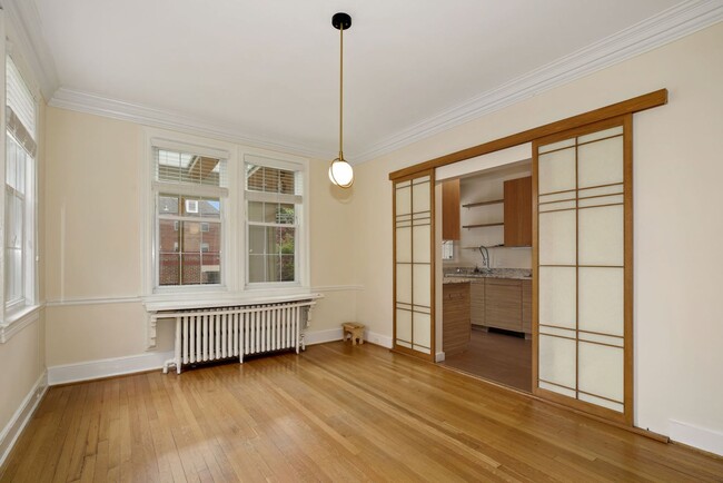 Building Photo - Available Now! 4 Bedroom  3.5  Bathroom Townhouse //Woodley Park// Garage, Driveway & 3 Levels of...