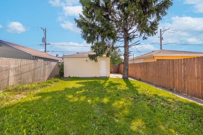 Building Photo - 6835 S Komensky Ave