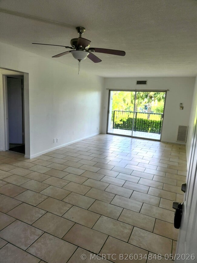 Building Photo - 1021 Crystal Lake Dr