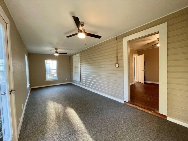 Building Photo - 326 Circle Way St