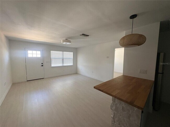 Building Photo - 716 Angelina Ln