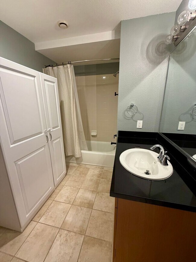 Building Photo - Corner Unit With Views