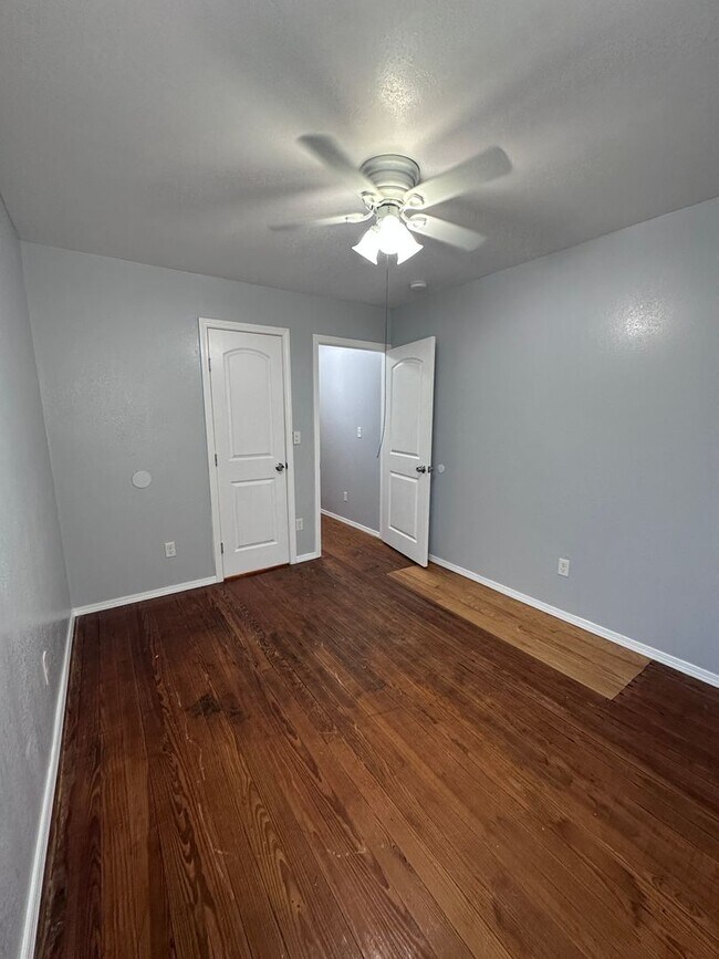 Building Photo - Large Canyon Home