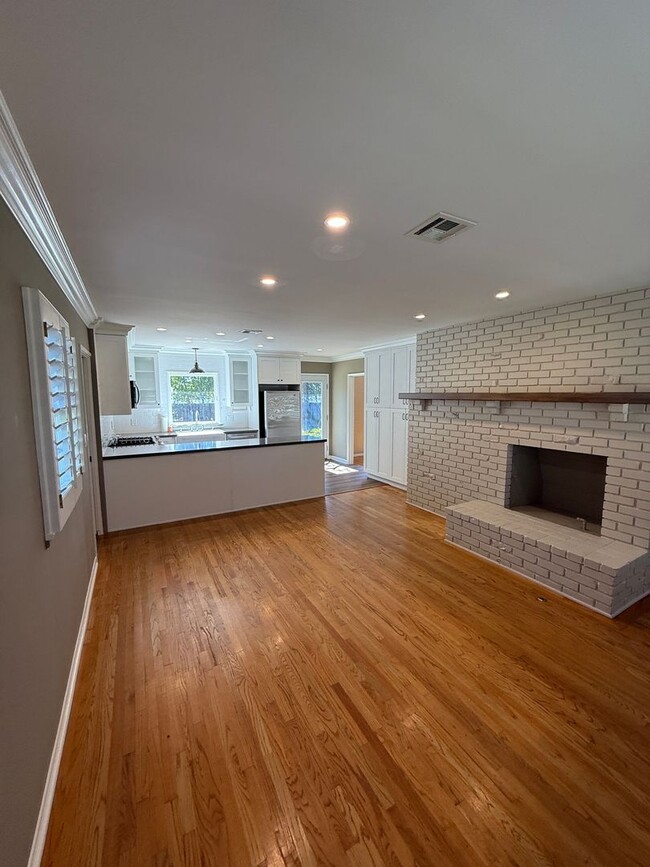 Building Photo - Beautiful, Ranch-Style, 4 Bedroom, 2 Bathroom Northridge Home Available For 1 Year Lease