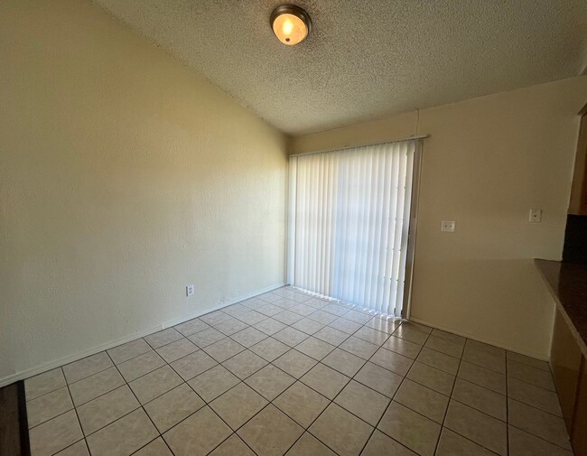 Building Photo - 3 Bedroom duplex!!