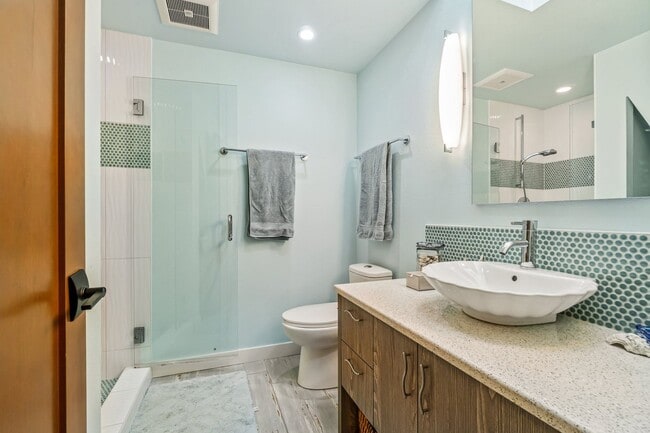 Building Photo - 2+ Bed 2.5 Bath East Madison Townhouse