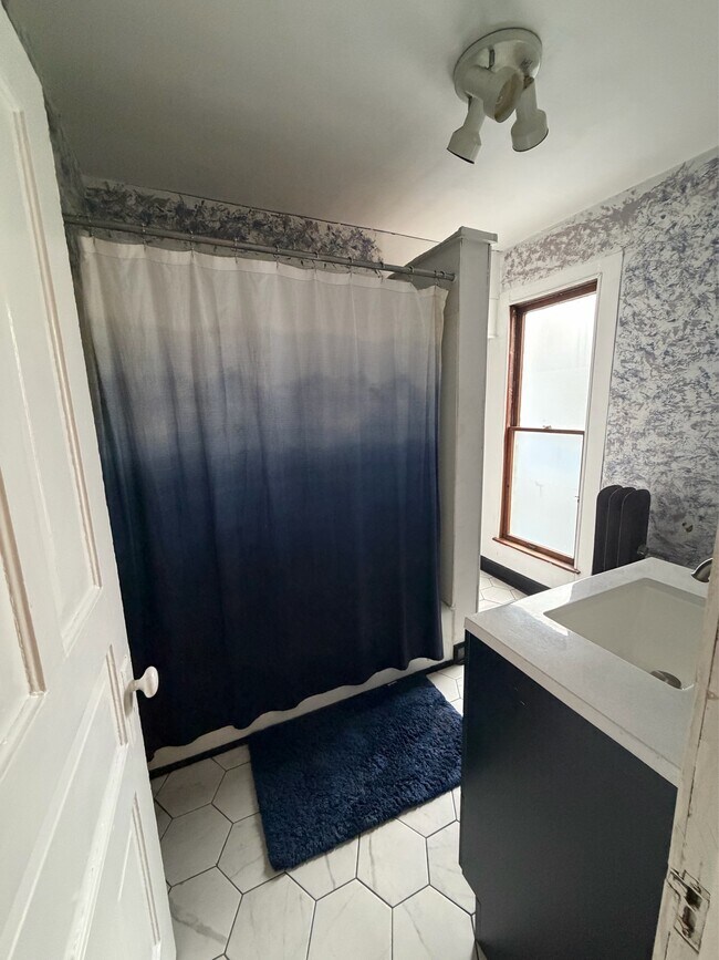 Building Photo - 612 Cherry St